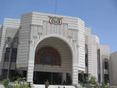 Almotamar Net - In its Tuesday meeting chaired by Premier Ali Mohammed Mujawar, the Yemeni cabinet instructed remitting all smuggling activities cases carried out across sea coasts and land borders, and persons involved in those activities to general prosecution and military judiciary for interrogation and carrying out legal measures against them.  