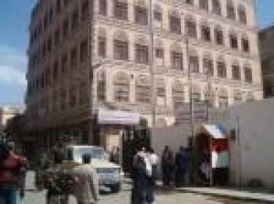 Almotamar Net - Yemeni specialised criminal court decided Saturday the postponement of the trial of 12 Iranian and Pakistani nationals accused of smuggling narcotics from Pakistan to Yemen. The postponement decision came because the interpreter was not present and the prosecution has not presented the evidence so that to face the accused persons with indictment decision. 