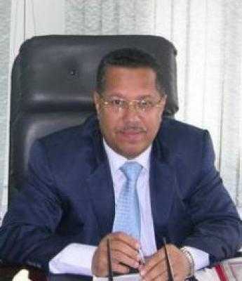 Almotamar Net - Assistant secretary General of the ruling General Peoples Congress party GPC in Yemen Dr Ahmed Ubeid Bin Daghr says recognition of the so-called the southern issue  and identity is considered a complete coup against the unity, people and history. He has warned the southern and eastern governorates of Yemen against falling the trap of the gray vocabularies which is the same trap that leads to the trap of supporting sabotage acts and insurgency in northern governorates, calling in this regard the politicians and national forces to the necessity of putting dividing lines between demanding for what is right and the call for secession. 