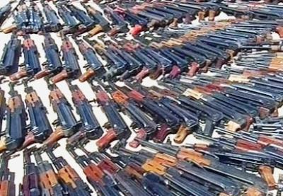 Almotamar Net - An official security source in Saada province said on Thursday security apparatuses have arrested three merchants of weapons in the district of Baqum on Wednesday while they were supplying terrorist and sabotage elements with weapons, ammunition and explosives. 