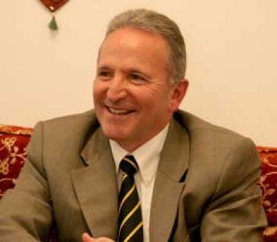 Almotamar Net - The American ambassador to Yemen Stephen Seche has affirmed Sunday the necessity of discussing the economic challenges face Yemen with the Yemeni businessmen and contribution to finding convenient solutions for them. 