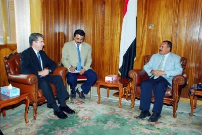 Almotamar Net - President Ali Abdullah Saleh received in Sana�a Tuesday the US Assistant Secretary of State for Near Middle East Jeffrey Feltman who conveyed a letter to President Saleh from the United States of America President Barack Obama dealing with bilateral relations and areas of cooperation. 