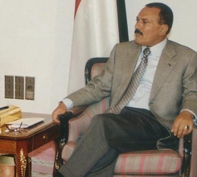 Almotamar Net - President Ali Abdullah Saleh met here on Tuesday with Libyan Presidents envoy Ahmed Qadhaf Addam.During the meeting, Qadhaf Addam handed over to President Saleh a letter from his Libyan counterpart Muammar Gaddafi included an invitation to attend the 22nd round of the Arab League summit to be held in Libya.

