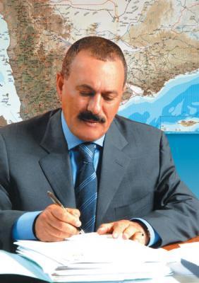 Almotamar Net - President Ali Abdullah Saleh renewed his call on Sunday to all political forces which will participate in the national comprehensive dialogue to present a civilized model of dialogue and make their discussions positive and productive through putting the countrys interest above other interests. 
