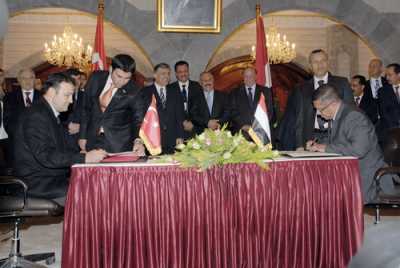Almotamar Net - President Ali Abdullah Saleh and Turkish President Abdullah Gul attended on Monday a ceremony of signing four cooperation agreements and an executive protocol between Yemen and Turkey.