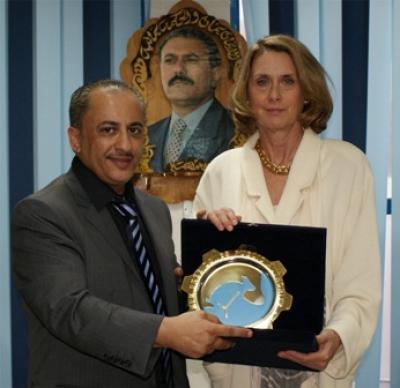 Almotamar Net - Ambassador Barbara Bodine has on Saturday visited the Free Zone in Aden where she was received by head of the Free Zone Dr Abdul Jalil al-Shuaibi. In response to her desire to know much about the Free Zone he gave her a brief account on the zone and the circumstances it passed through since its establishment and its development, privileges and facilities it offers, the existing projects, points of weakness and strength , hindrances and difficulties and its future plans. 