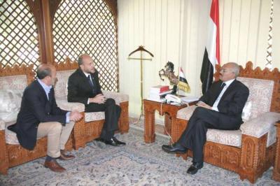 Almotamar Net - Ali Abdullah Saleh, chairman of the General Peoples Congress (GPC), received Mr. Sidrek Shafaizer, Chief of the International Committee Mission of the Red Cross. The meeting discussed the ICRC humanitarian activities in Yemen in order to provide services in the areas affected by conflict armed.
 Shafaizer confirmed that International Committee almost has 250 activist disrupted among many Yemeni governorate like Sanaa, Aden, Taiz, Saada, and Dalea.

