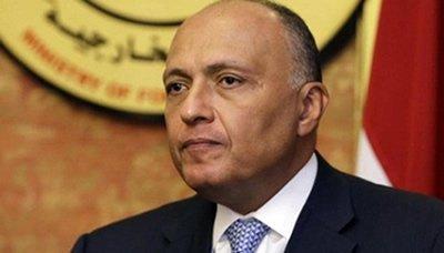 Almotamar Net - Yemens unity and stability are under huge threats, which casts serious consequences for the Arab region and the international peace and security, Egypts Foreign Minister Sameh Shoukry said on Monday.

"Yemen is facing multiple challenges, which makes it imperative to help Yemen and drag it away from the edge of the abyss ", Shoukry said in his speech during the Arab League Council meeting at the ministerial level held in Cairo.

He reiterated Egypts support for the institutions of the state in Yemen to carry out their national responsibilities in maintaining the unity of Yemeni territory.
