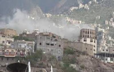Almotamar Net - 13 people killed and some other were injured in a series of air raids launched today by the Saudi aggression on Mqubnh in Taiz province, a local official said.

The official said the Saudi warplanes targeted a car near a popular market in the region Aloakhlud in Mqubnah area, and they damaged many homes and private property, cars and roads.
Saudi warplanes launched two raids on Hannah in Allowazeih, which resulted in damage to many homes and public property and roads

