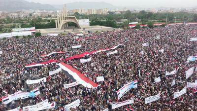 Almotamar Net - 
Millions of the Yemeni people took to al-Sabeen square in support of the SPC and authorized it to run the next stage in all fields. 
The formation of the Council came to meet the aspirations of the Yemeni people and to take into account Yemens interests above all other interests, The President of the Supreme Political Council (SPC) said on Saturday. 


Saleh al-Samad said also that the SPC came also to fill the gaps that the Yemens enemies are trying to disperse the People after their inability to achieve any progress on the ground.


"Do not you see the Yemeni people, these crowds which maybe equal the four times of four Arab Gulf States which they are involved in the aggression against Yemen, who are you to attack the Yemeni people, shame on those who see and hear the will of the Yemeni people by a group who cannot secure itself more than running the country, " al-Sammad said. 
