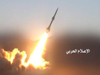 Almotamar Net - The army and popular forces fired on Monday morning a ballistic missile on the Saudi capital of Riyadh, a military official said.

The missile hit a Saudi military base in al-Mazahamiah area western Riyadh.
