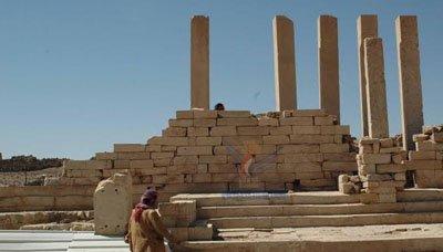 Almotamar Net - Saudi aggression waged four air raids on different areas in Serwah district of Mareb province, a local official said on Sunday.

The strikes launched on Saturday evening targeted Wadi Habab, Serwah Souk and Bait Dammaj leaving serious damage to houses and 
