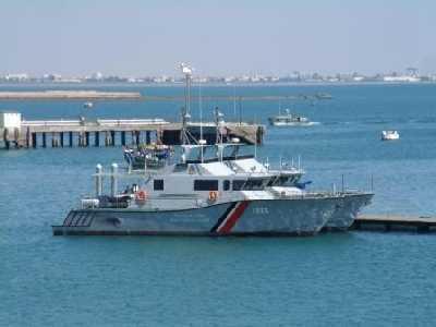 Almotamar Net - Yemeni Coast Guard authorities have released a British boat after investigations with its crew revealed it is belonging to a security company and its arrival in the Yemeni regional waters was due to strong winds and high waves. 