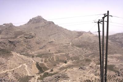 المؤتمر نت -  خطوط كهرباء ممتدة الى قرية يمنية مرتفعة  - ارشيف المؤتمرنت