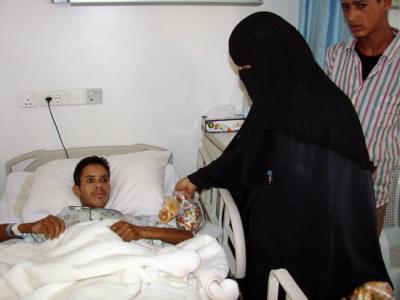 المؤتمر نت - مواطنة يمنية تزور جرحى الجيش بمستشفى 48 