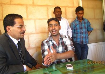 المؤتمر نت - رئيس الجالية اليمنية في الاردن يستمع لاحد ابناء الجالية خلال زيارته التفقدية 