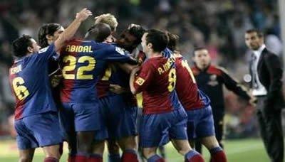 المؤتمر نت - تقدم برشلونة إلى صدارة دوري الدرجة الأولى الإسباني لكرة القدم بفوزه على ريال بيتيس 4-صفر بعد ان خسرها بشكل مؤقت امس.