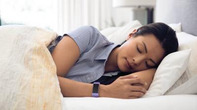 المؤتمر نت - على مدار سنوات طويلة، لطالما تحدث العلماء والباحثون عن أهمية النوم الجيد في التأثير الإيجابي على صحة عقولنا وأجسامنا، لكن الجديد هو ما توصلت إليه دراسة حديثة من أن النوم لسبع ساعات ونصف الساعة
