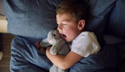 المؤتمر نت - كشفت دراسة جديدة أن الأطفال في سن المدرسة الابتدائية، الذين يحصلون على أقل من تسع ساعات من النوم في الليلة، يعانون من اختلافات كبيرة في مناطق معينة من الدماغ مسؤولة عن الذاكرة والذكاء