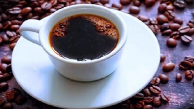 المؤتمر نت - توصلت دراسة طبية حديثة إلى أن شرب كوبين إلى ثلاثة أكواب يومياً من القهوة قد يحمي من الإصابة بأمراض القلب والأوعية الدموية والموت المبكر