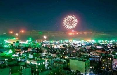 المؤتمر نت - أضاءت الألعاب النارية مساء اليوم سماء العاصمة صنعاء والمحافظات الحرة، ابتهاجا بحلول ذكرى المولد النبوي الشريف