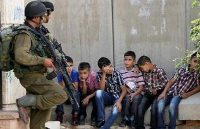 المؤتمر نت - أكدت هيئة شؤون الأسرى والمحررين الفلسطينية، أن أكثر من 50 ألف طفل تعرضوا للاعتقال على يد قوات العدو الصهيوني، منذ عام 1967