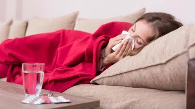 المؤتمر نت - تكون الإنفلونزا أكثر شيوعًا خلال أشهر الشتاء وتنتشر إما عن طريق الرذاذ أو الهباء الجوي. وتختلف أعراض الإنفلونزا من شخص لآخر. فقد يعاني بعض الأشخاص من أعراض خفيفة جدًا بينما يمكن للآخرين أن يمرضوا بشدة