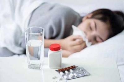 المؤتمر نت - حذر الدكتور إيفان روماسوف من استخدام الأسبيرين والمضادات الحيوية في علاج الإنفلونزا و"كوفيد-19"، لأنها قد تؤدي إلى عواقب وخيمة