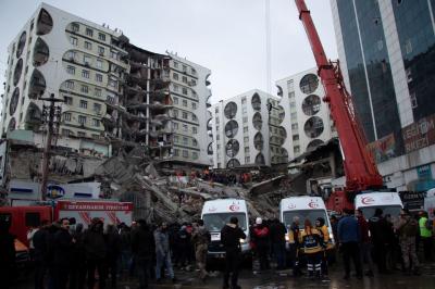 المؤتمر نت - أودى زلزال ضخم بحياة أكثر من 3 الاف شخص في أنحاء تركيا وشمال غرب سوريا 