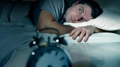 المؤتمر نت - يمكن أن تنشأ مشكلات في النوم بسبب اضطرابات في عمل الغدة الدرقية والغدة الكظرية، أو وجود تناقض بين جدول العمل والنمط الزمني، أو انقطاع التنفس أثناء النوم أو الاضطرابات النفسية