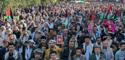 المؤتمر نت - خرجت في العاصمة صنعاء اليوم، مسيرة جماهيرية حاشدة في شارع المطار تحت شعار "مع فلسطين جاهزون لكل الخيارات"