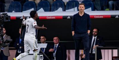 المؤتمر نت - لم يتمكن البرازيلي فينيسيوس جونيور، نجم ريال مدريد، من كبح جماح غضبه بعد استبداله في مواجهة الكلاسيكو أمام برشلونة أمس الأحد