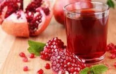 المؤتمر نت - حبّات الرمّان أم عصيره… أيهما أفضل للقلب؟