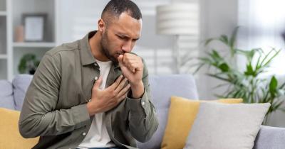 المؤتمر نت - يعاني بعض الأشخاص من سعال جاف بدون أعراض نزلة البرد الأخرى. فما أسباب ذلك؟