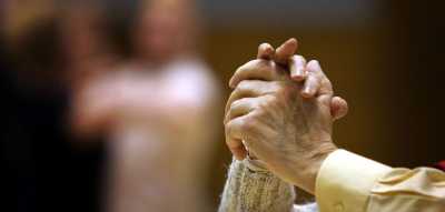 المؤتمر نت - كشف خبراء الشيخوخة عن عادات بسيطة وفعّالة يمكن أن تطيل العمر وتحسّن نوعية الحياة، في وقت تتوقع فيه الإحصاءات أن يعيش البشر أطول من أي وقت مضى