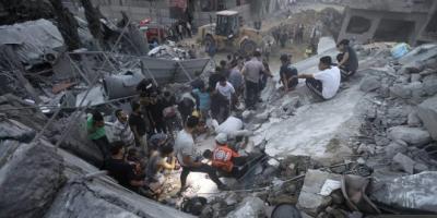 المؤتمر نت - انتشلت طواقم الإنقاذ، اليوم، جثامين 30 شهيدا من تحت أنقاض منزل عائلة فلسطينية بحي الرمال غربي مدينة غزة