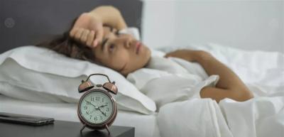 المؤتمر نت - قد يبدو النوم لساعات طويلة في عطلة نهاية الأسبوع حلاً مثالياً لتعويض ما فات خلال أيام العمل، خصوصاً بعد أسبوع حافل بالسهر والاستيقاظ المبكر